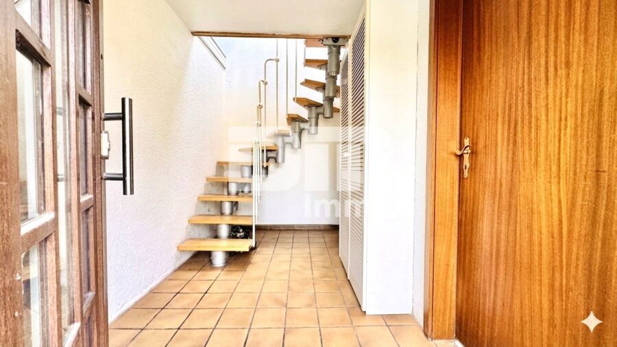 Natur pur - Einfamilienhaus am Ortsrand mit großem Grundstück, Carport und Terrasse - EG Haupteingang / Windfang / Treppenaufgang